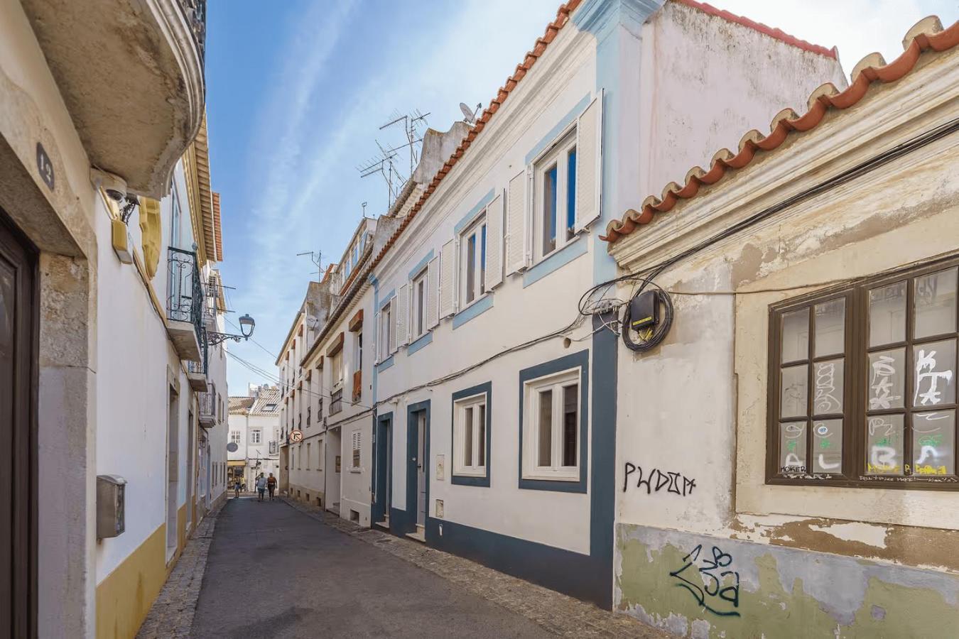 Lovely In With Terrace - Close To Lagos