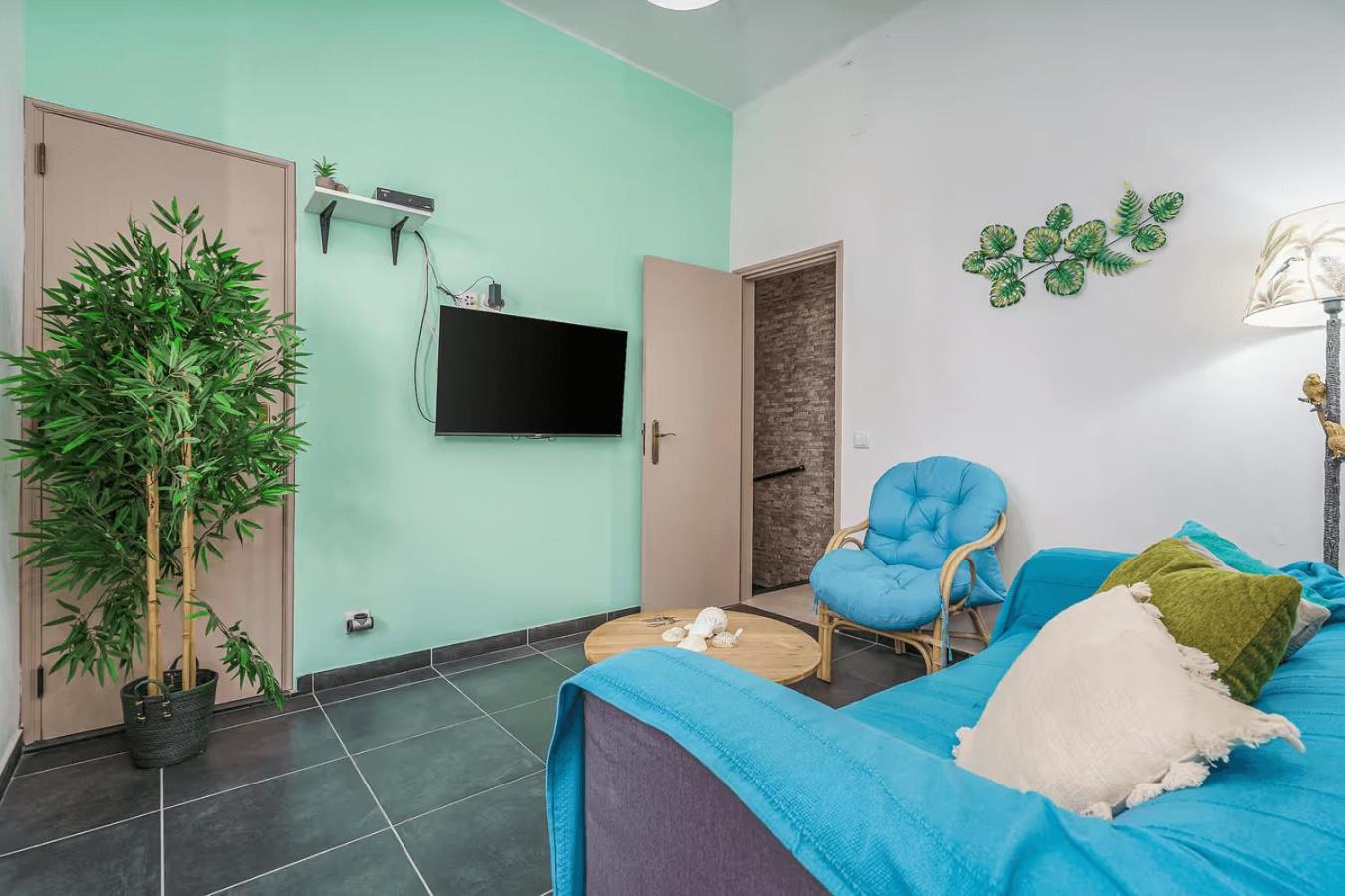 Lovely In With Terrace - Close To Apartment